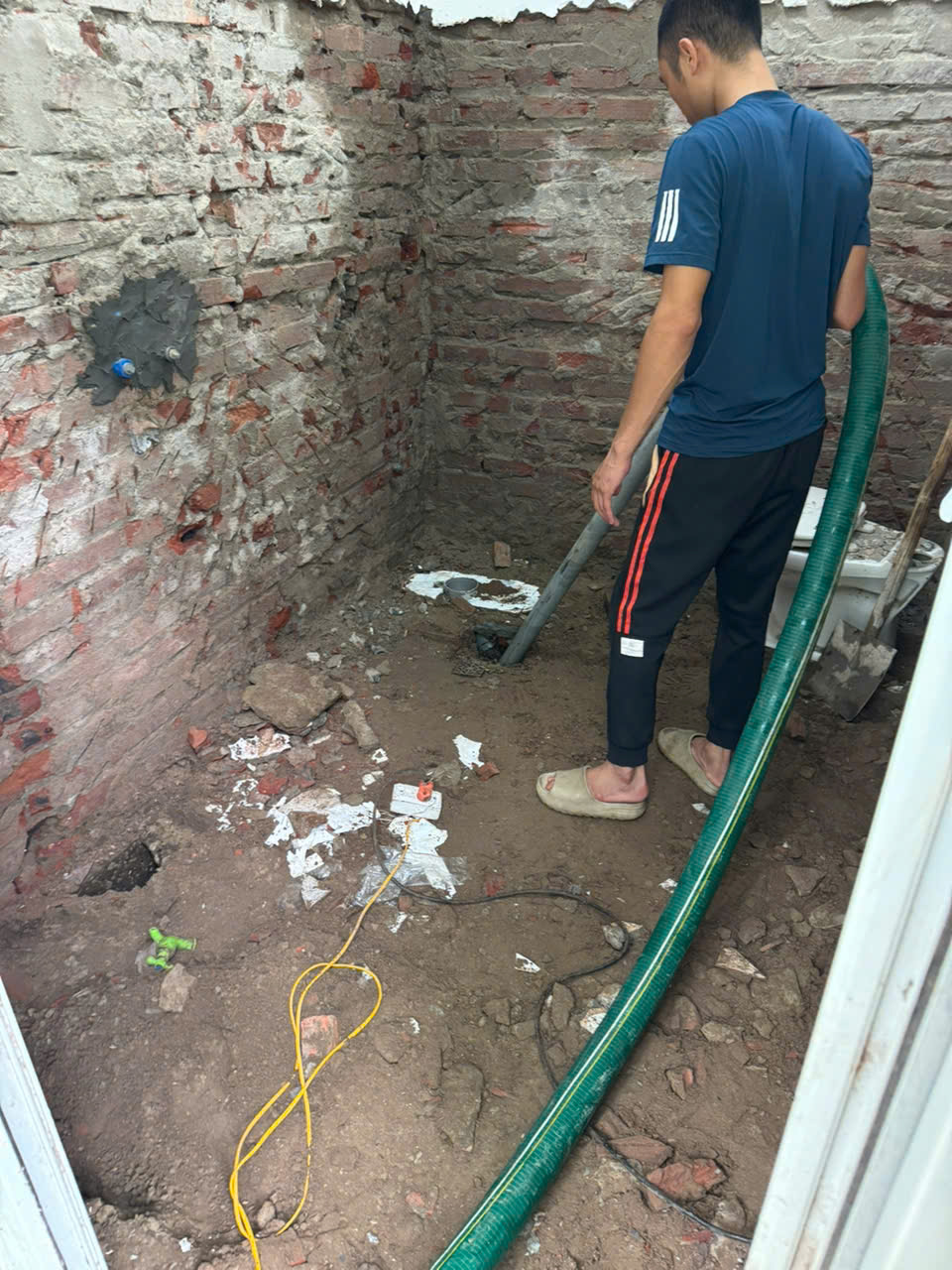 Xe hút bể phốt luồn sâu vào ngõ nhỏ
