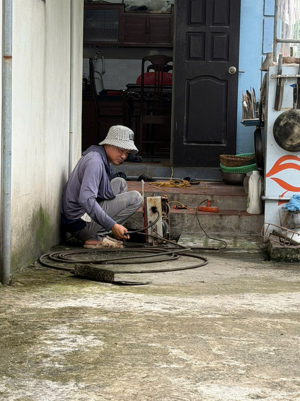 Thợ hút bể phốt tại Quận Hai Bà Trưng lội xuống hầm để làm sạch