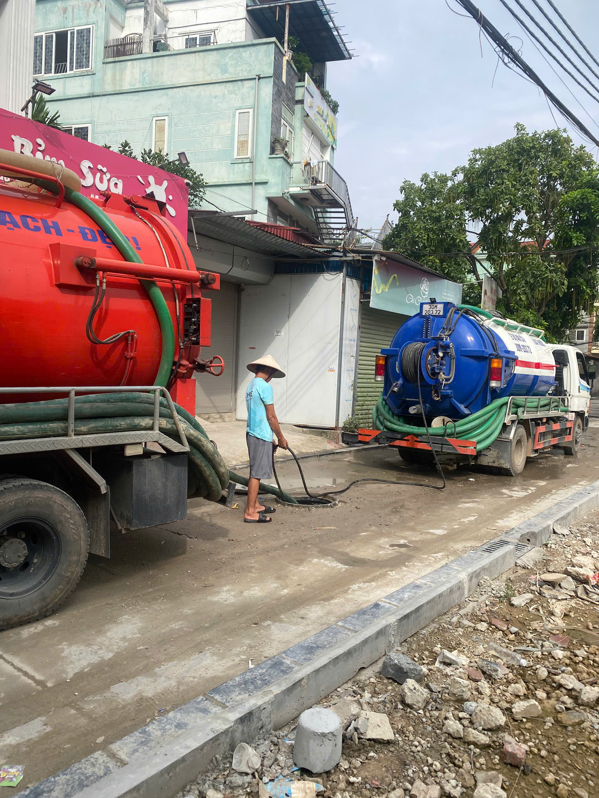 Xe hút bể phốt thi công tại phố lớn Quận Hai Bà Trưng