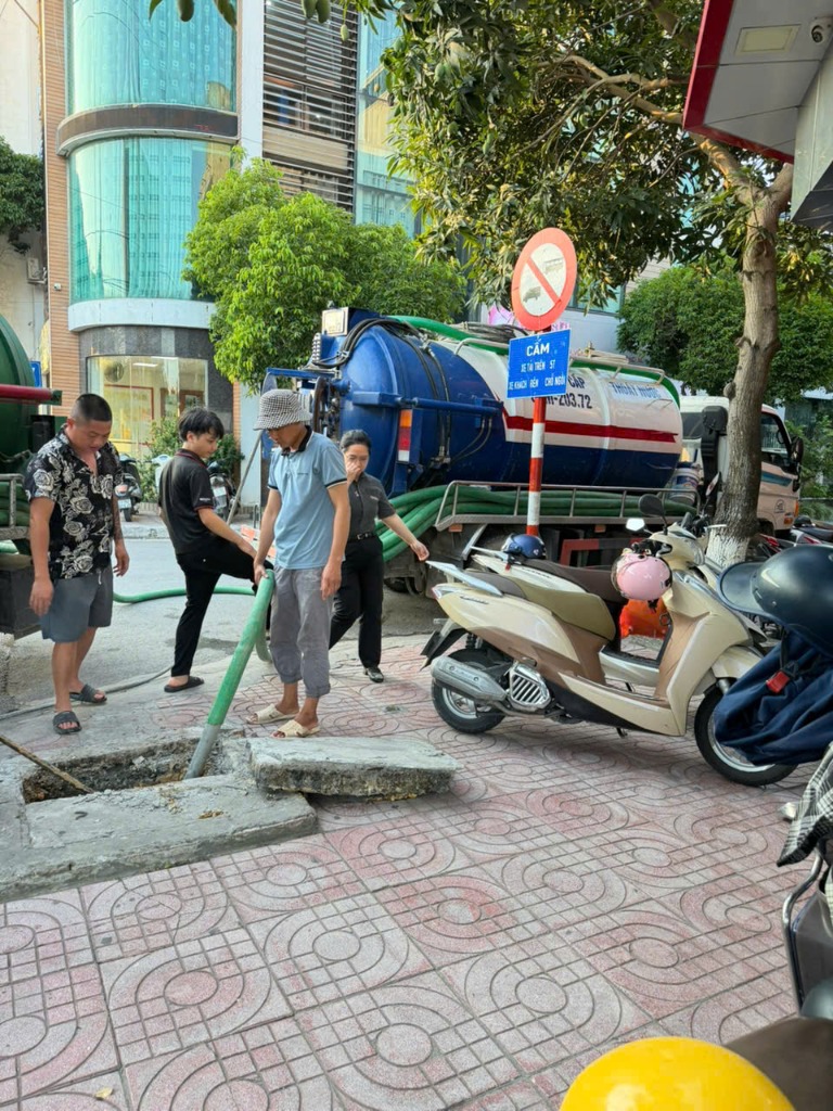 Xe hút bể phốt thi công tại phố lớn Hoàng Mai