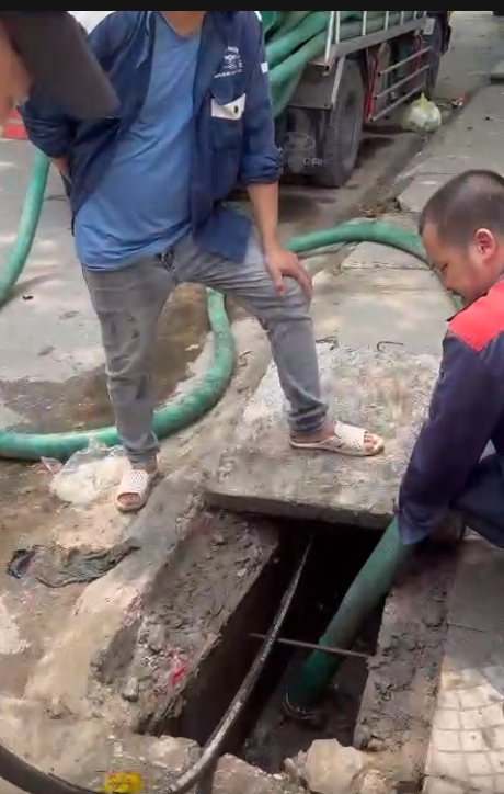 Đội thợ HBP đang luồn vòi hút chân không vào hố ga tại Thanh Trì